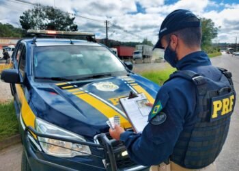 Com capacidade psicomotora alterada e dirigindo de forma perigosa, motorista de bitrem é detido no Oeste da Bahia