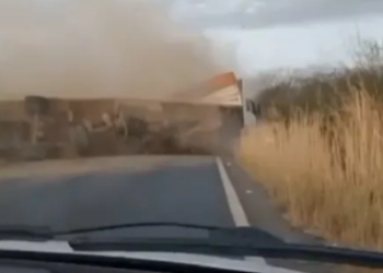 Carreta tomba e bloqueia trecho da BR-349, no oeste da Bahia