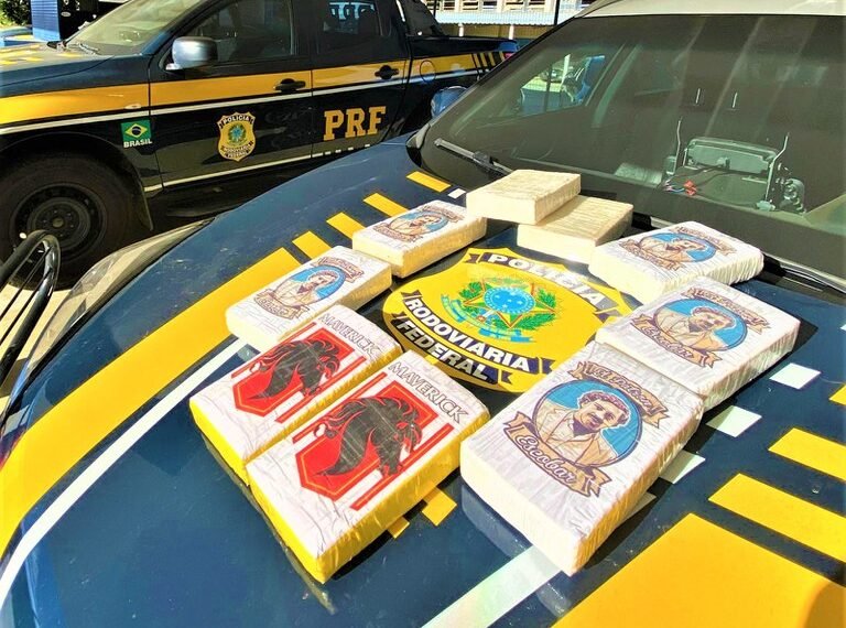 PRF apreende cocaína marcada com figura alusiva ao colombiano Pablo Escobar
