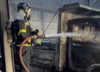 17º BBM combate incêndio veicular dentro de depósito de armazenamento de ferro