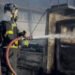 17º BBM combate incêndio veicular dentro de depósito de armazenamento de ferro