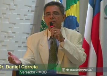 Vereador homenageia namorados com poema de Vinícius de Moraes e rebate discurso de ódio na Câmara