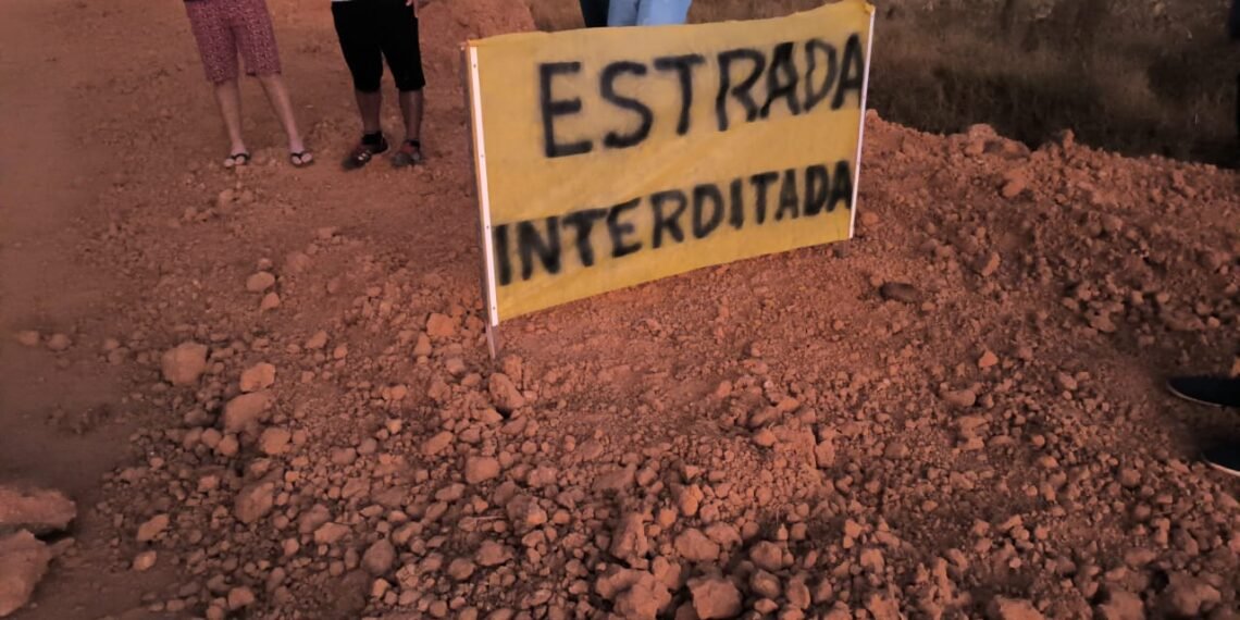 Moradores de Mata do Cedro e Gameleira interditam estrada que liga CRISTÓPOLIS a BAIANÓPOLIS (BA-430)