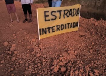 Moradores de Mata do Cedro e Gameleira interditam estrada que liga CRISTÓPOLIS a BAIANÓPOLIS (BA-430)