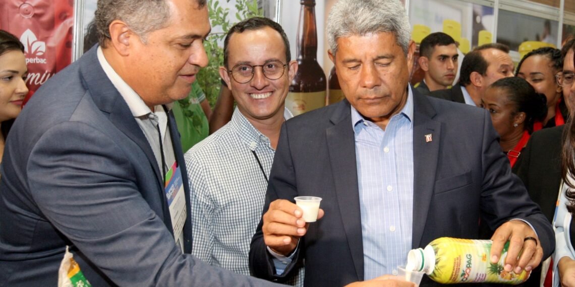 Governador visita stands de pequenas indústrias durante abertura da SuperBahia e destaca geração de renda no setor de supermercados