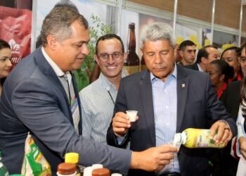 Governador visita stands de pequenas indústrias durante abertura da SuperBahia e destaca geração de renda no setor de supermercados