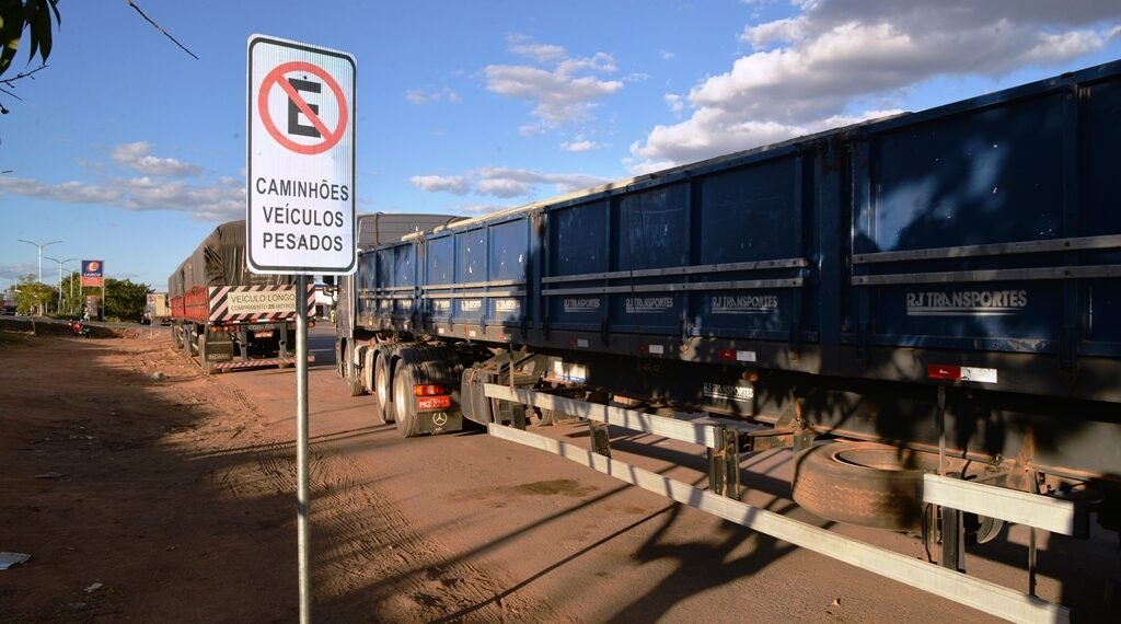 Barreiras: Secretaria de Segurança Cidadã e Trânsito dá sequência à sinalização de ruas e avenidas, com foco no estacionamento indevido de carretas