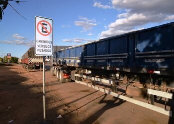 Barreiras: Secretaria de Segurança Cidadã e Trânsito dá sequência à sinalização de ruas e avenidas, com foco no estacionamento indevido de carretas