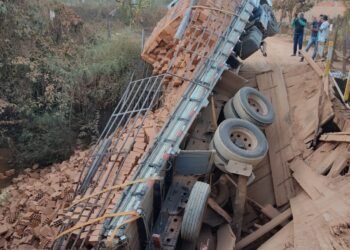 Ponte não suporta peso de caminhão carregado de tijolos e cede no Barrocão