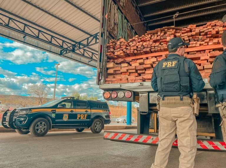 Operação “Rotas da Madeira do Brasil – ETAPA III/BA” combate transporte ilegal de produtos florestais na BR 242 em Barreiras (BA)