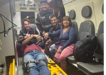 Em ambulância do SAMU, acidentado pede namorada em casamento