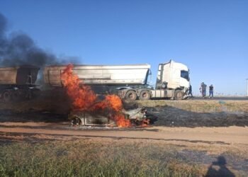 São Desidério: Colisão entre carreta e caminhonete deixa quatro mortos e um ferido na BR 020