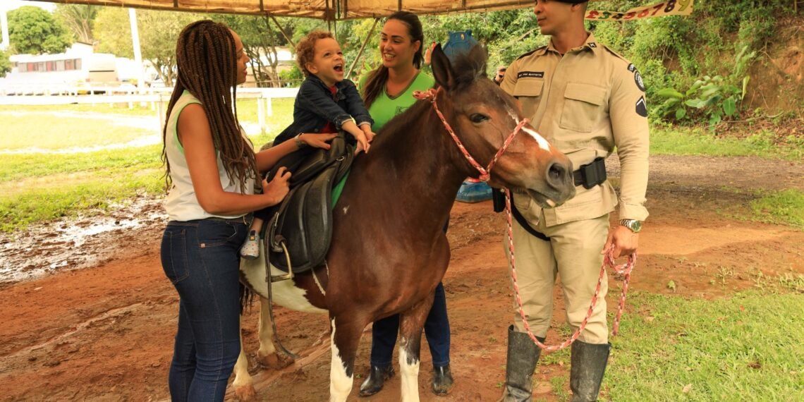 Trabalho de equoterapia desenvolvido por PMBA e associação beneficia crianças e adolescentes com necessidades especiais