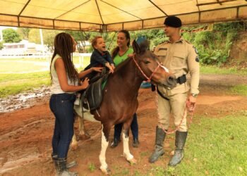Trabalho de equoterapia desenvolvido por PMBA e associação beneficia crianças e adolescentes com necessidades especiais