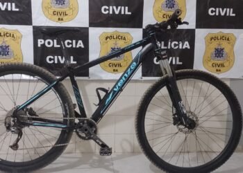 POLICIAIS CIVIS PRENDEM HOMEM QUE VENDIA BICICLETA FURTADA EM BARREIRAS