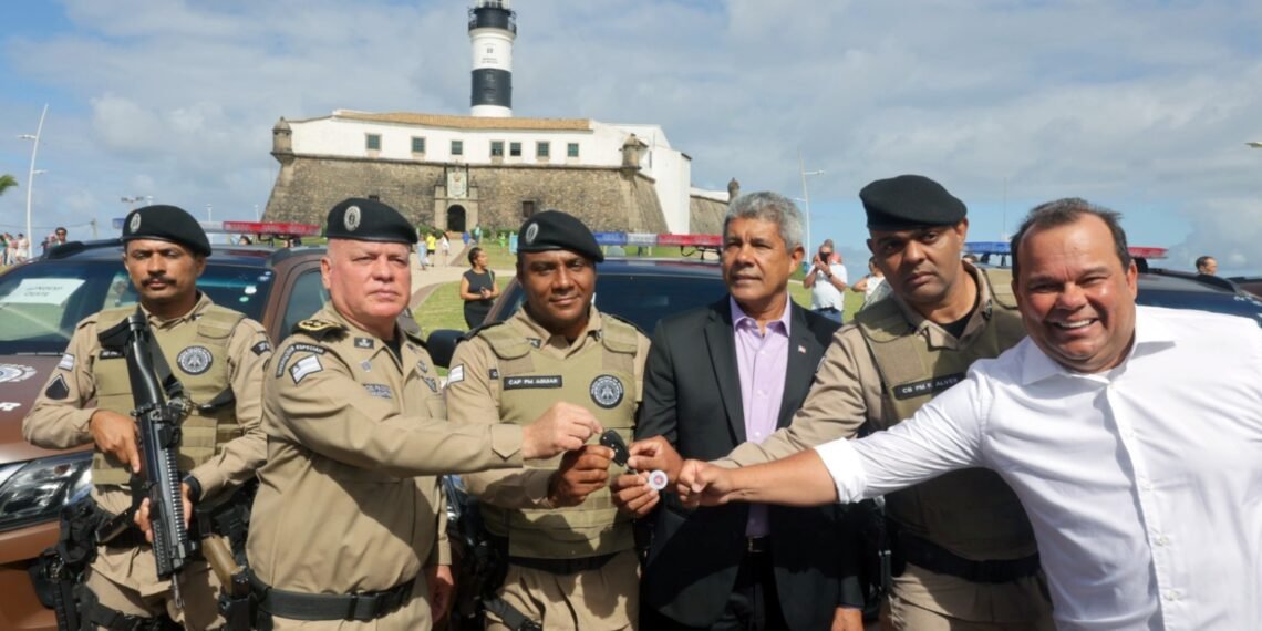 Governo da Bahia entrega novas viaturas para a Polícia Militar e anuncia convocação de policiais da reserva