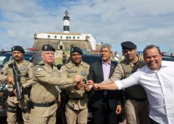 Governo da Bahia entrega novas viaturas para a Polícia Militar e anuncia convocação de policiais da reserva
