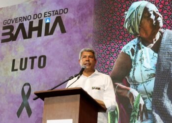 Jerônimo Rodrigues presta homenagem a Bernadete Pacífico durante agenda no interior