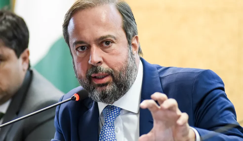 Ministro diz que vai pedir à PF e à Abin investigarem se houve ação humana nas causas do apagão desta terça