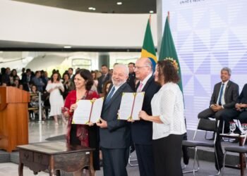 Ao lado de Lula, em Brasília, Jerônimo participa do lançamento de estratégia para expandir produção de insumos para o SUS