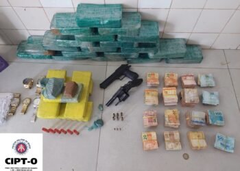 Homem é flagrado com  21 quilos de drogas e mais de R$ 31 mil em Barreiras