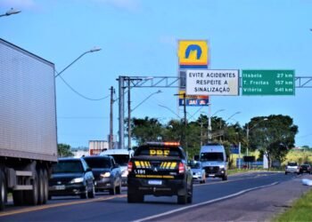 Feriado prolongado: PRF na Bahia intensifica fiscalização nas rodovias federais e reforça a importância de manter a atenção na hora de dirigir