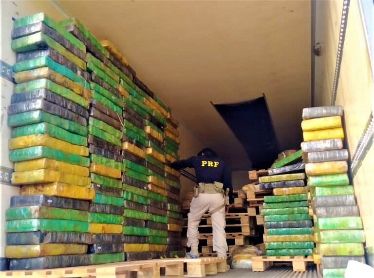 PRF apreende mais de 2 toneladas de maconha em fundo falso de caminhão frigorífico e dá prejuízo de quase 5 milhões de reais no crime organizado