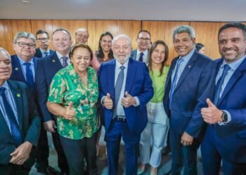 Jerônimo Rodrigues participa da entrega do projeto de lei do Ensino Médio ao presidente Lula