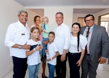 Em Santa Maria da Vitória, Jerônimo participa da entrega de 250 unidades do Minha Casa, Minha Vida