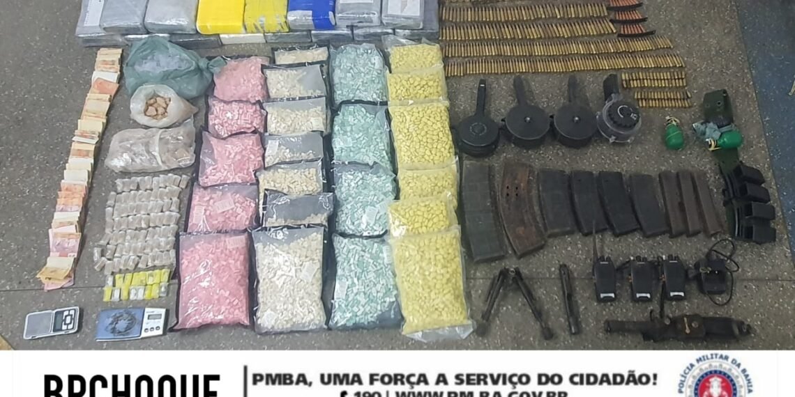 Ação de inteligência da PM localiza 15 kg de cocaína, 22 mil pastilhas de ecstasy, munições e carregadores para fuzis, R$ 4 mil em espécie e granadas