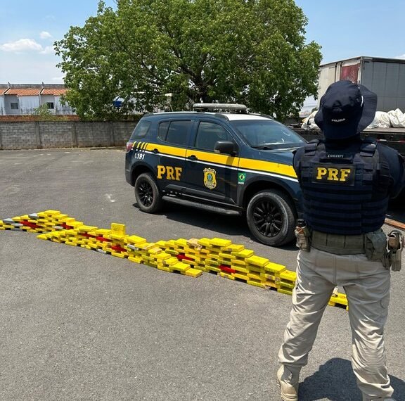Em Barreiras (BA), a PRF realiza a apreensão de 157 Kg de cocaína escondidos em um fundo falso de caminhão
