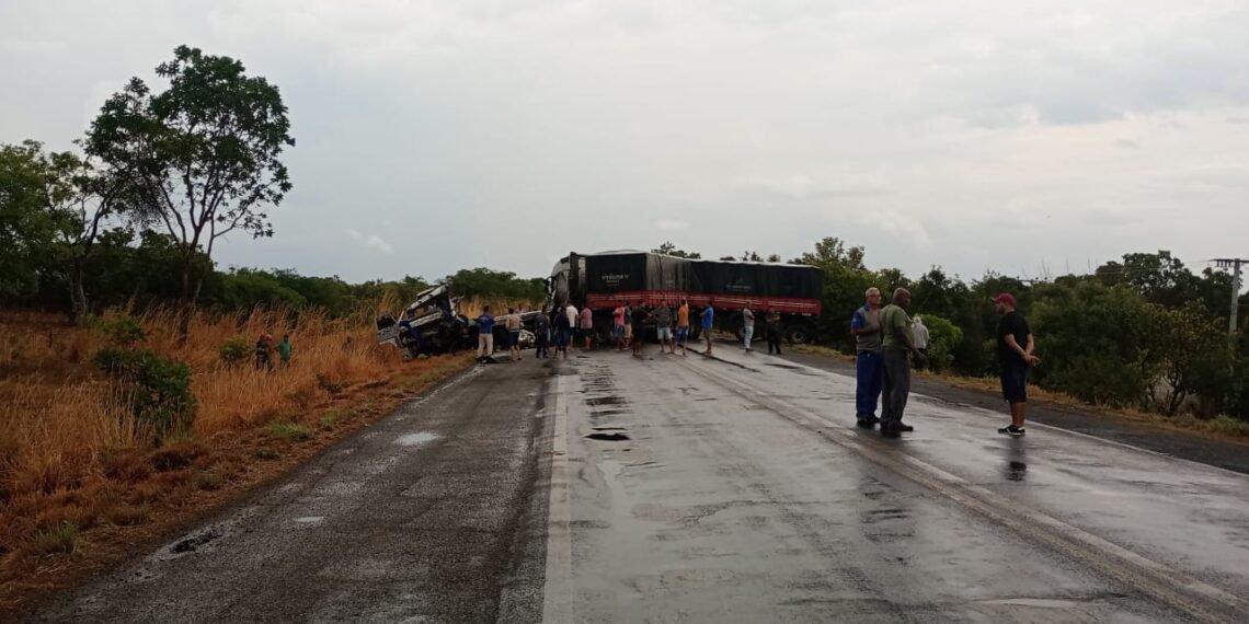 Colisão entre carreta e caminhão guincho deixa um motorista morto na BR 242 em Cristópolis