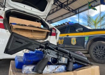PRF apreende fuzil, pistola, munições de grosso calibre e drogas dentro de carro roubado