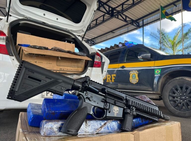PRF apreende fuzil, pistola, munições de grosso calibre e drogas dentro de carro roubado