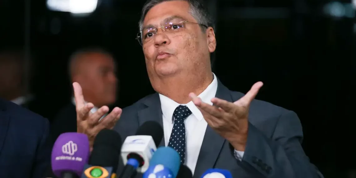 Barroso avalia que posse de Dino no STF deve ocorrer em fevereiro