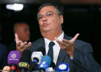 Barroso avalia que posse de Dino no STF deve ocorrer em fevereiro