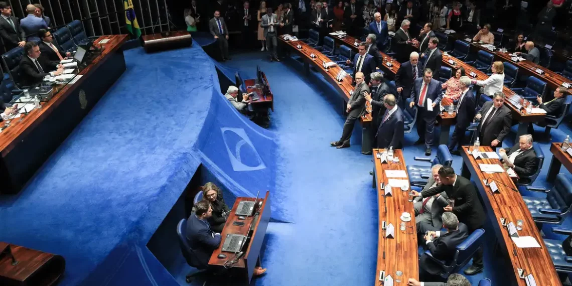 Senado aprova calendário para acelerar PEC que limita decisões do STF