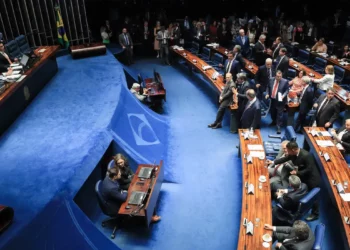 Senado aprova calendário para acelerar PEC que limita decisões do STF