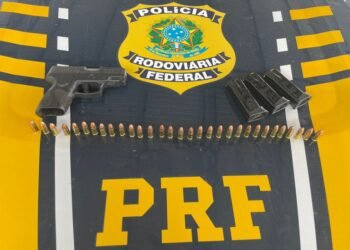 PRF flagra ultrapassagem proibida na BR 242 e apreende pistola, munições e carregadores dentro de carro