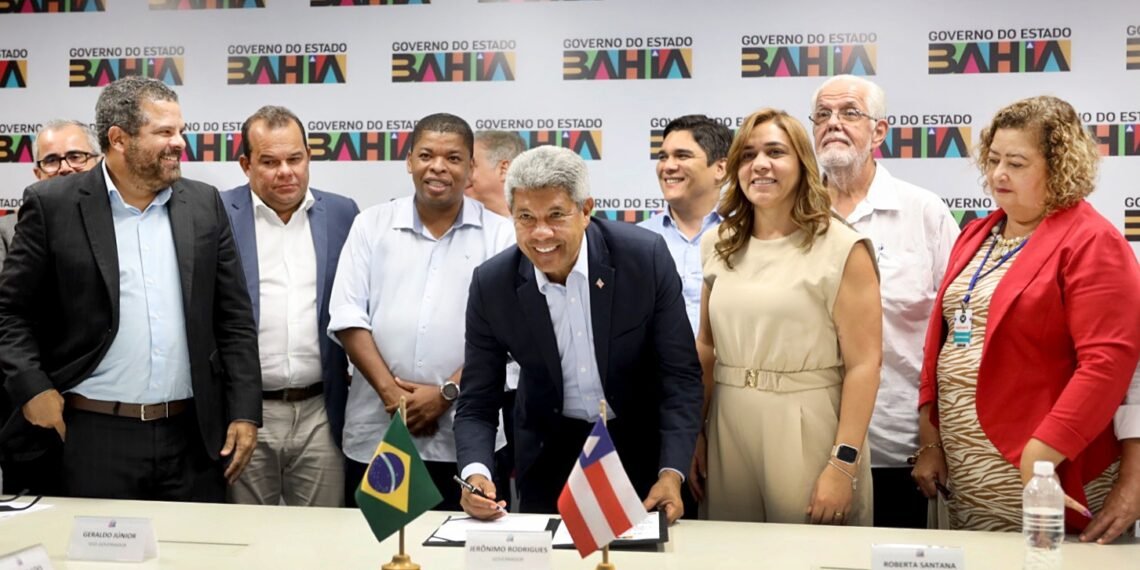 Governador assina decreto que garante a progressão de carreira para mais de dez mil profissionais da área de saúde