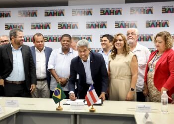 Governador assina decreto que garante a progressão de carreira para mais de dez mil profissionais da área de saúde