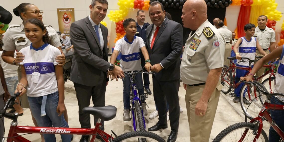 Polícia Militar da Bahia forma 966 crianças e adolescentes em programa educacional de resistência às drogas