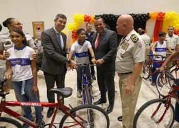 Polícia Militar da Bahia forma 966 crianças e adolescentes em programa educacional de resistência às drogas