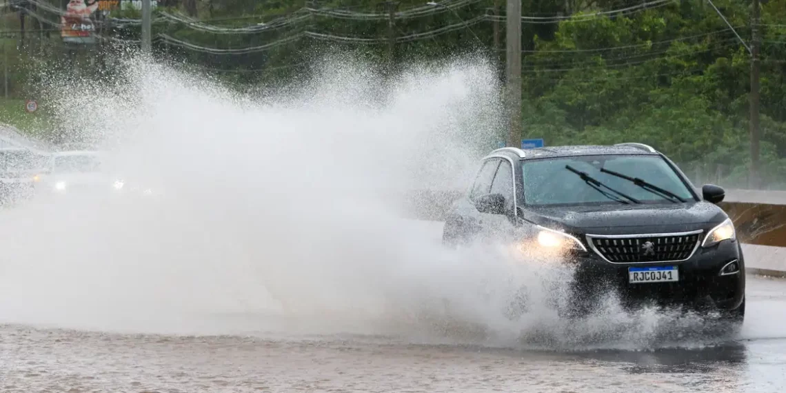 Meteorologia alerta para chuvas intensas em Brasília e em 12 estados