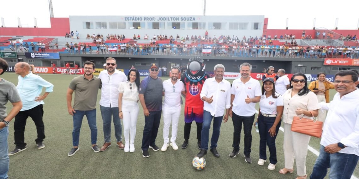 Governador acompanha, na Arena Cajueiro, em Feira de Santana, o primeiro jogo do Campeonato Baiano 2024, transmitido pela TVE