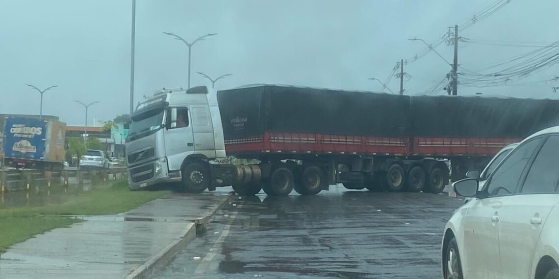 Barreiras: Motorista de rodotrem quebra calçada e trava o trânsito na Serra do Mimo
