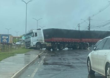Barreiras: Motorista de rodotrem quebra calçada e trava o trânsito na Serra do Mimo