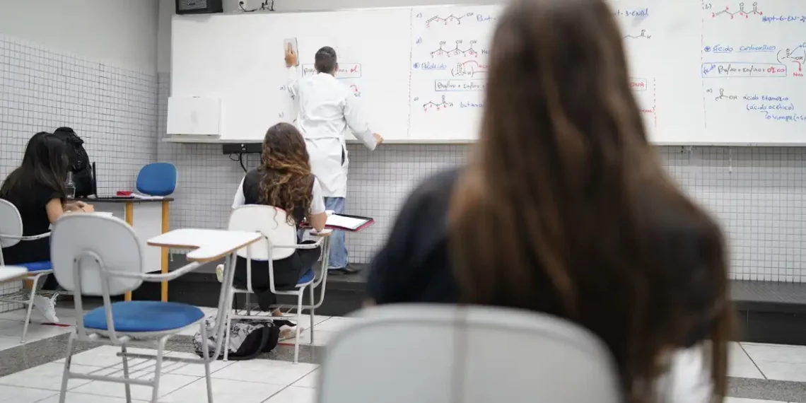Programa Pé-de-Meia é bem recebido por estudantes e sociedade civil