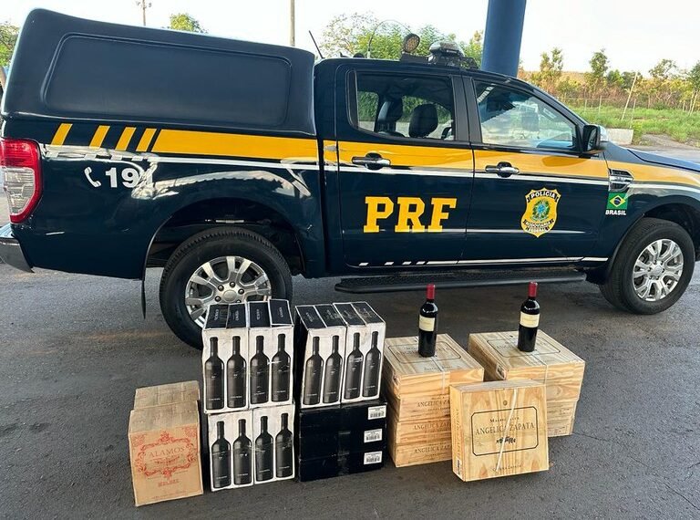 PRF apreende carga de vinhos importados sem documentação fiscal em São Desidério (BA)