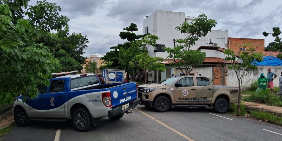 Barreiras: Corpo de homem com marcas de extrema violência e embrulhado em lona e lençol é encontrado em via pública.